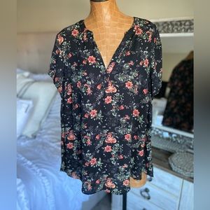 Torrid Harper Green Floral Georgette Pullover V-
neck size 2/2X